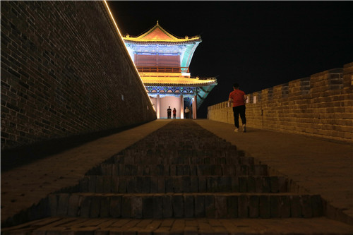 為了保護文物，消減火災隱患，正定縣的旅游點，參觀者必須接受禁帶火種檢查。-河寧 攝.jpg